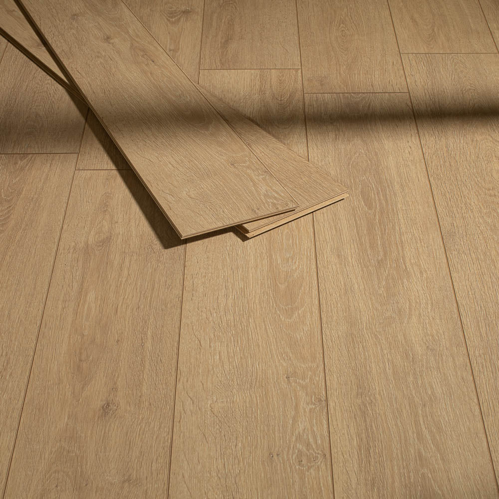 Hampshire Oak Fortress 8mm Laminate Flooring - Image 4