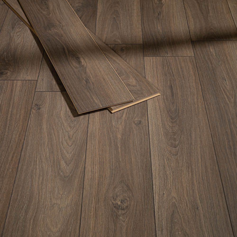 Rutland Oak Fortress 8mm Laminate Flooring - Image 4