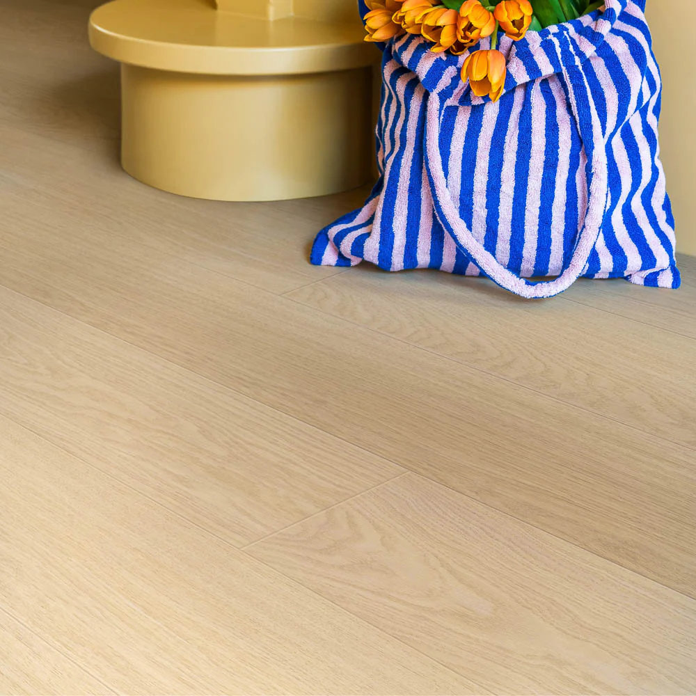 White Varnished Oak IM3105 Impressive 8mm Laminate Flooring by Quick-Step - Image 2